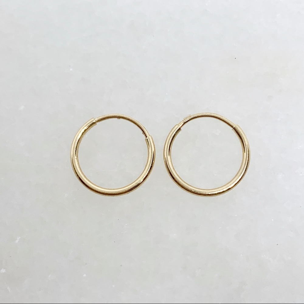 Solid 14k yellow gold small hoop earrings .3 grams - Picture 4 of 7